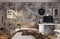 Papier peint mural Feuilles noires sur papier peint mural gris dans une chambre moderne