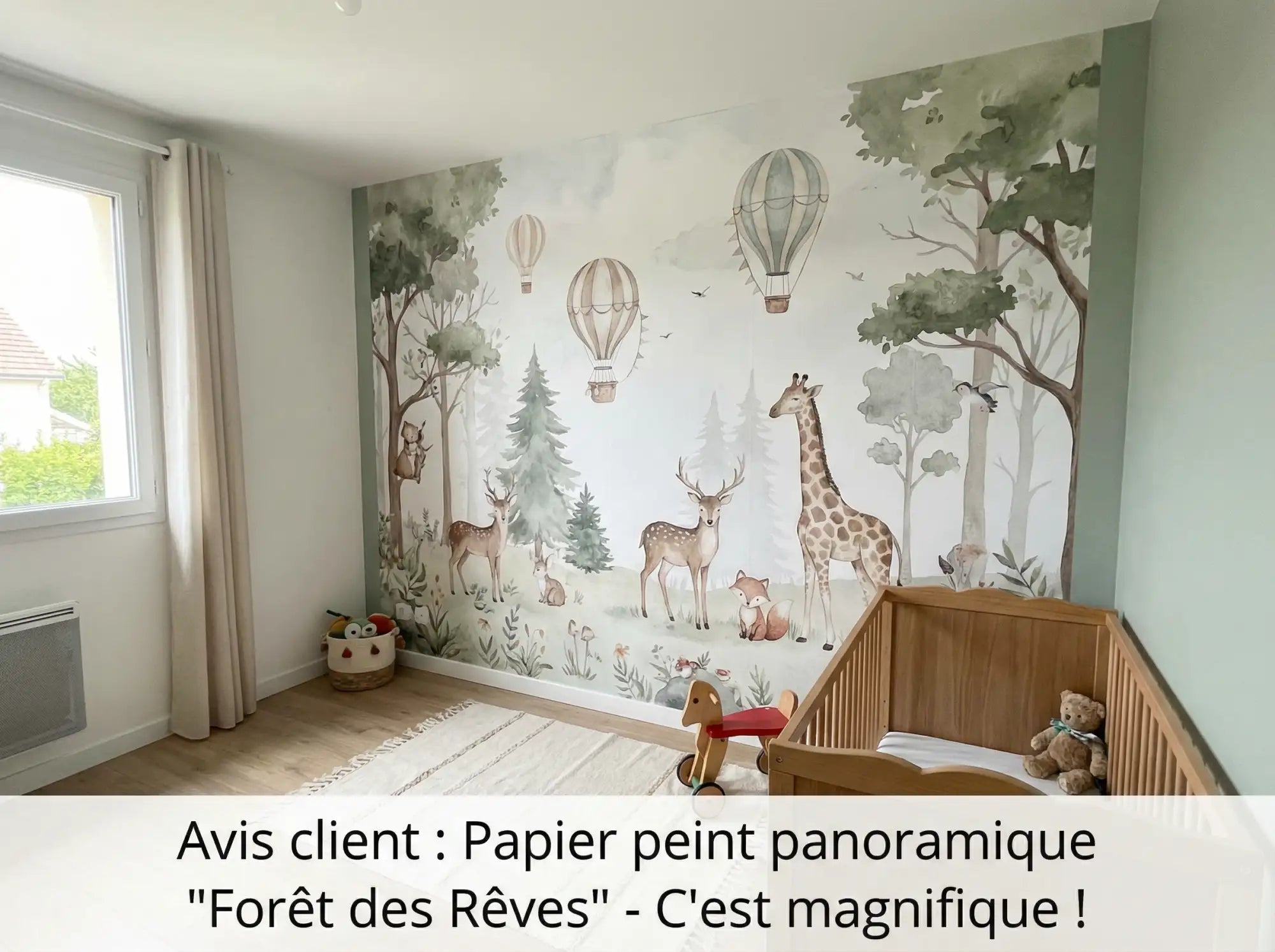 Fresque murale de papier peint panoramique de forêt mettant en scène des animaux fantaisistes et des montgolfières en tons pastel doux.