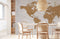 Papier peint panoramique de carte du Monde sur mur de briques dans salle à manger chaleureuse