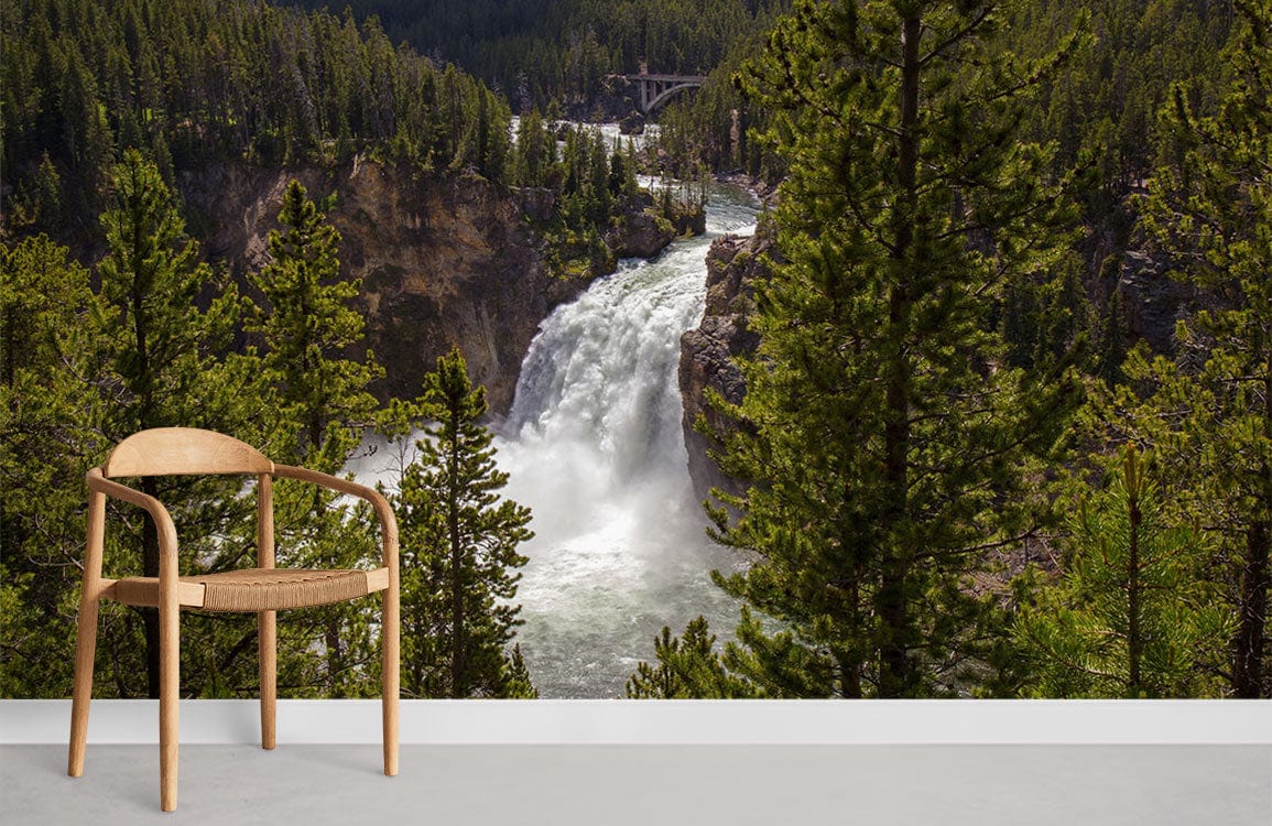 Chaise en bois clair avec siège tissé sur papier peint panoramique forêt décoration personnalisée
