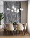 Salle à manger avec un papier peint marbre gris blanc et un lustre moderne élégant