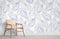 Accent chair en bois clair avec tissu beige, parfait pour un papier peint mural à motif floral