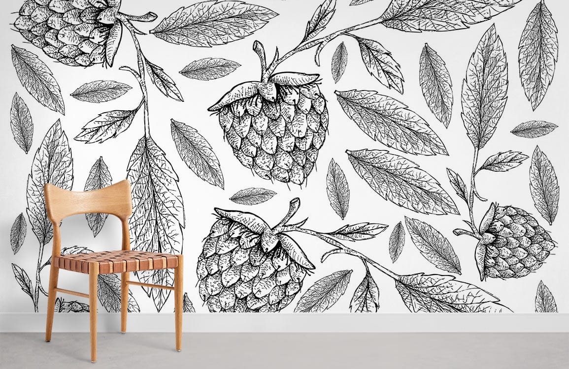 Chaise en bois clair avec siège en cuir tressé, mural aux framboises dessinées