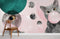 Peint mural chat avec un chat gris et bulle de chewing-gum rose, touche d’originalité