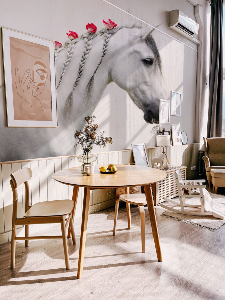 Table rond en bois clair avec trois pieds effilés, idéal pour le papier peint mural cheval