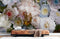 Banquette en tissu brun avec pieds noirs et papier peint mural de grandes fleurs en floraison