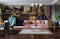 Sofa en velours rose avec coussins, décoratif avec papier peint mural lAnnonciation