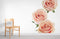 Chaise en bois clair avec papier peint mural de roses roses en fleurs pour décoration intérieure