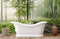 Baignoire en fonte blanche avec robinet chromé, idéal pour un papier peint mural forêt