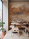 Papier peint mural effet mur grainé dans un café moderne avec mobilier en bois clair