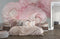 Papier peint mural fleur rose douce avec lit rose blush et décoration cozy