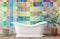 Baignoire en porcelaine blanche avec rebord incurvé, idéale pour peinture murale imaginaire