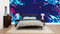 Image d’un lit moderne avec cadre en bois foncé, duvet graphique et coussins bleu nuit, dans le revêtement mural graphique mural graphique saphir