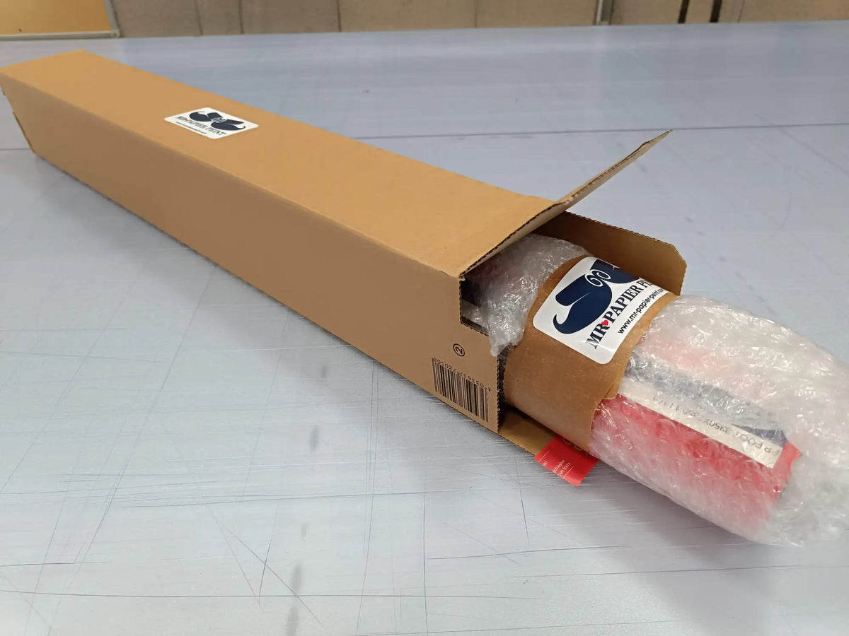 Boîte d'expédition en carton brun avec logo blanc et bleu, sceau en ruban adhésif rouge.