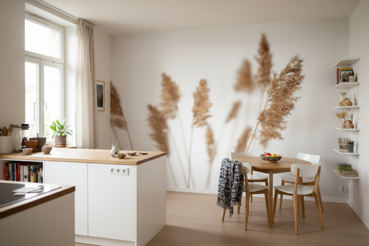 Table à manger en bois avec chaises blanches sur tapis beige et papier peint panoramique Branches de pampa sur fond blanc
