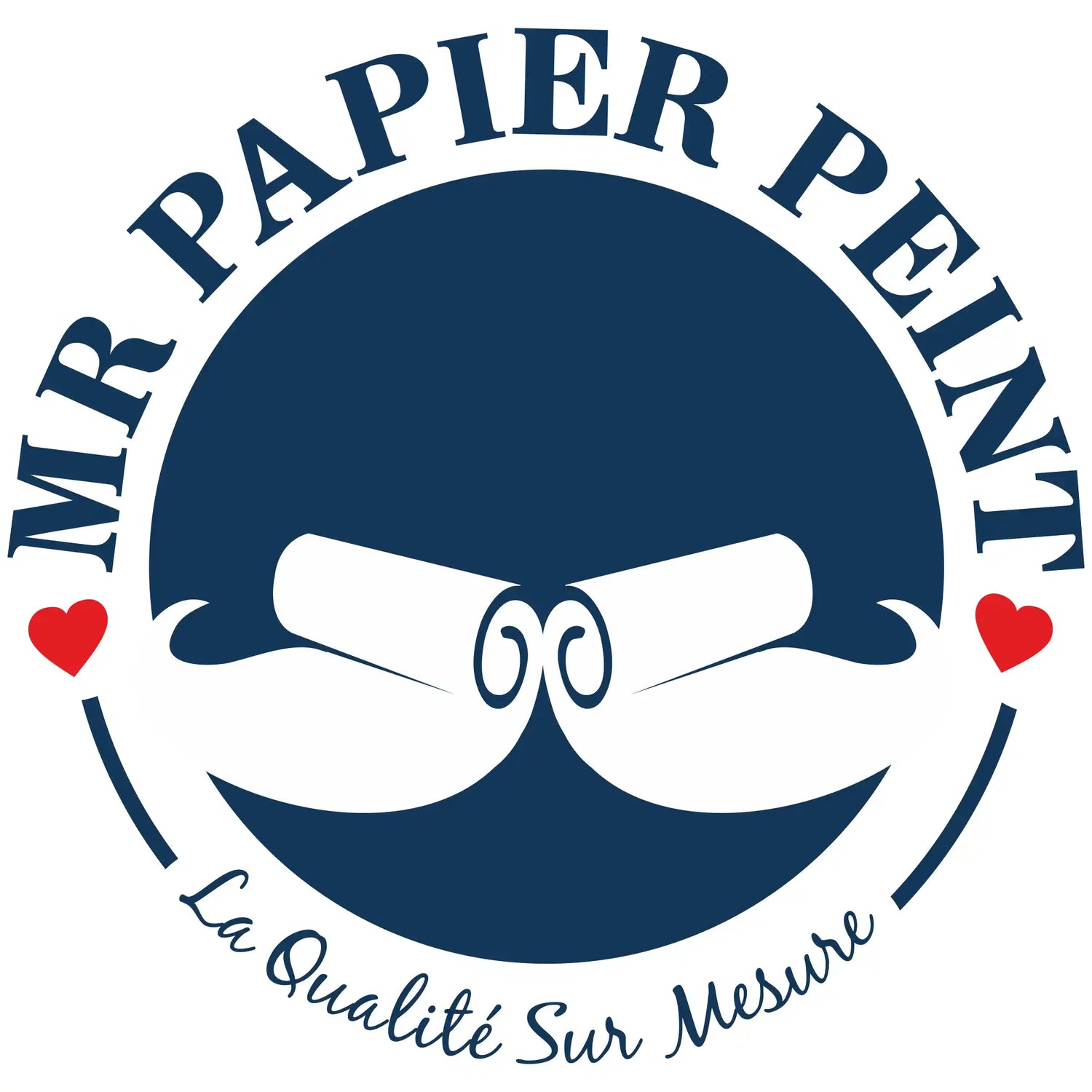 Un logo circulaire bleu marine comportant un design de moustache stylisé avec des cœurs rouges et du texte en français.