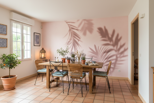 Table en bois naturelle avec chaises osier coussins bleus, Évasion Rose sous Palmes Frissonnantes, papier peint panoramique
