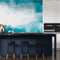 Papier peint artistique DIY avec mural abstrait moderne, îlot bleu foncé et tabourets noirs
