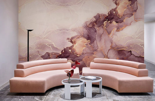 Fresque murale en marbre rosé avec deux canapés en velours rose et tables rondes