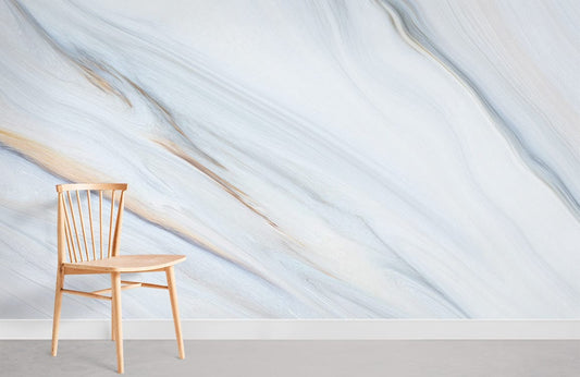 Chaise Windsor en bois clair avec fresque murale marbre bleu clair et marbre bleu