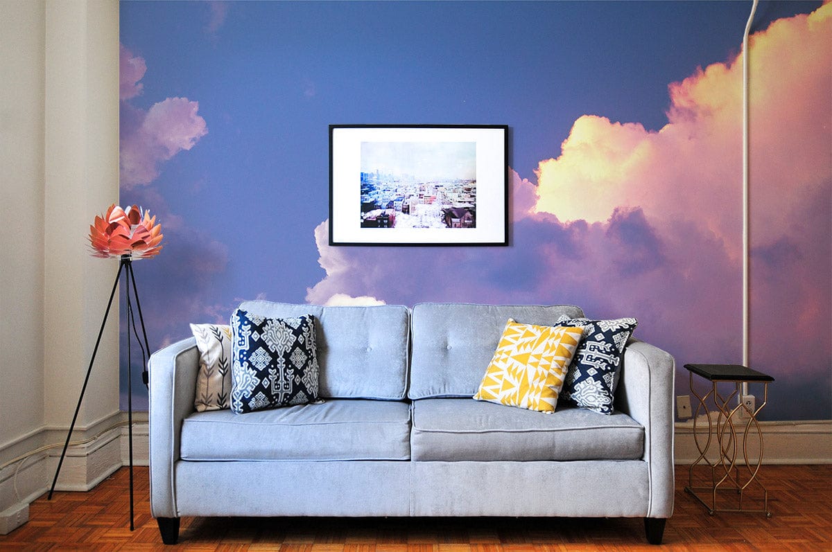 Canapé deux places bleu clair avec coussins décoratifs, fresque murale nuages rêveurs II