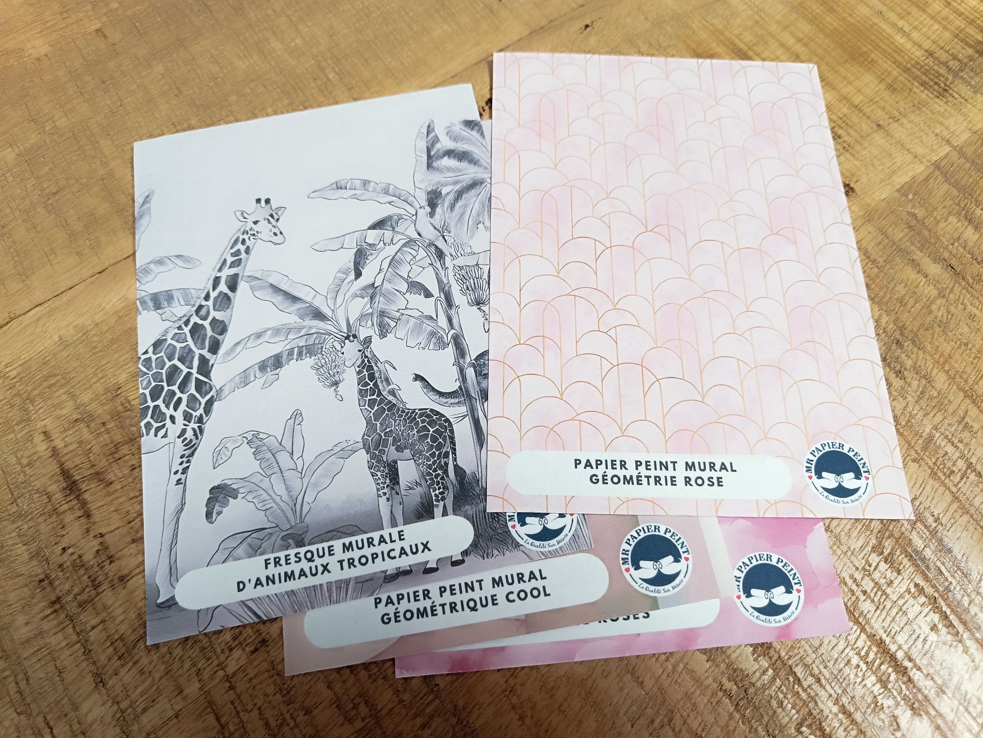 Papier peint rose géométrique motif écailles sirène accents bleus kit échantillon mat satin