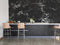 Marbre noir majestueux cuisine avec bar stools, Ébène Éclatant, papier peint chez Mr Papier
