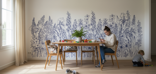 Papier peint panoramique table en bois avec chaises blanches et lavande