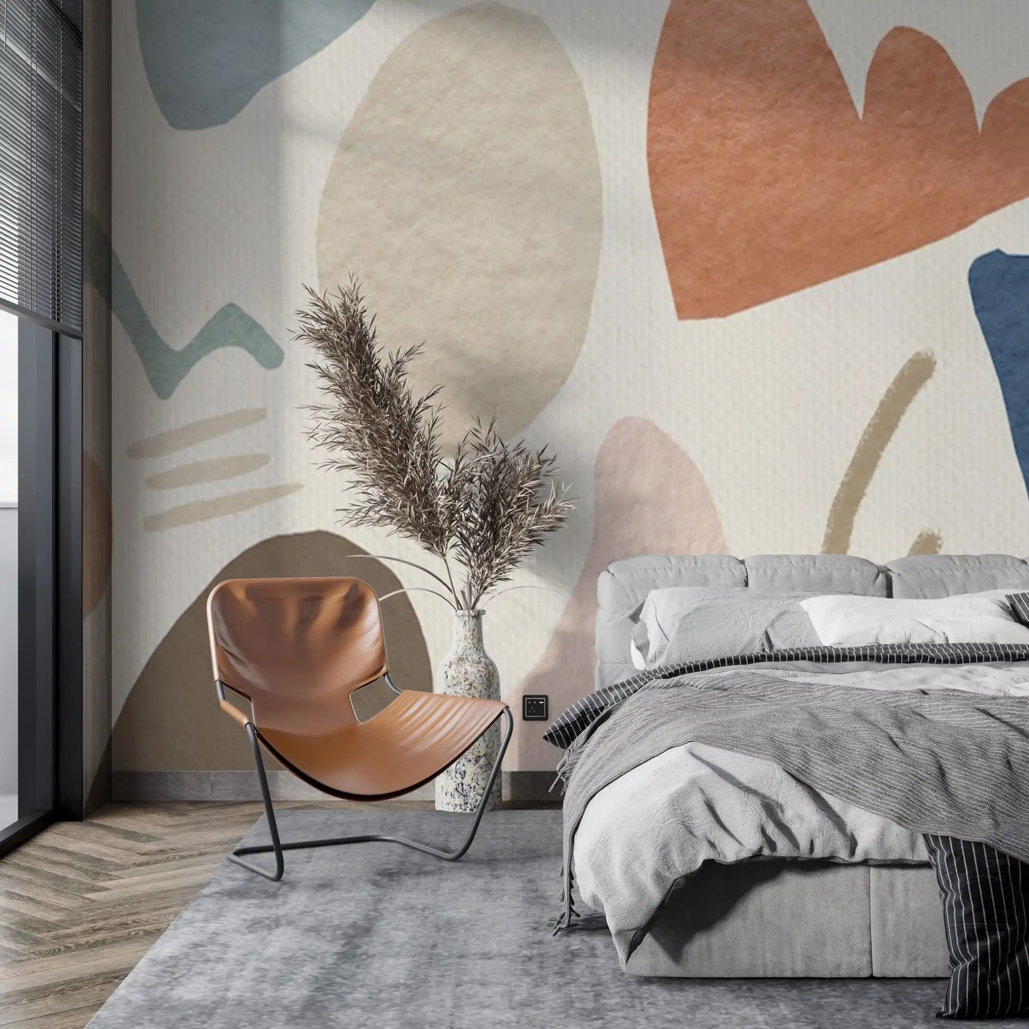 Chambre moderne avec une fresque murale abstraite peinte et une chaise d'appoint en cuir.