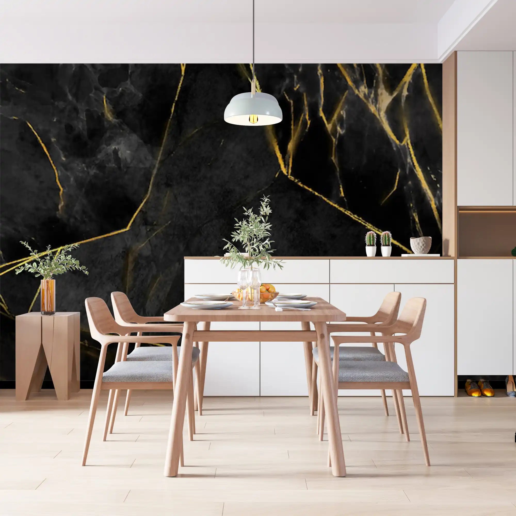 Ensemble de salle à manger moderne avec une table en bois pâle et des chaises rembourrées rose blush.