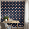 Papier peint tulipes bleues navy sur bureau en bois