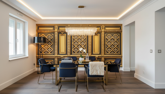 Mur classiqe Moulures orné doré avec motifs géométriques et papier peint panoramique