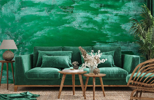 Image d’un canapé en velours vert émeraude avec coussins, parfait pour un papier peint peinture verte irrégulière