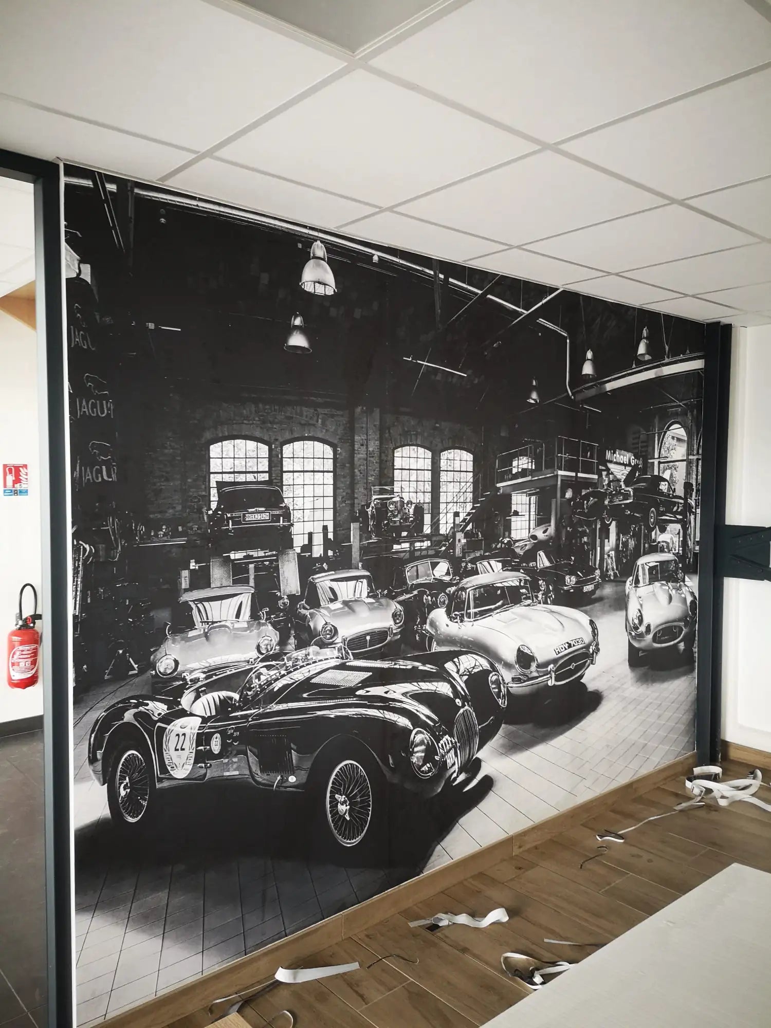 Mural de voiture de course vintage en noir et blanc.