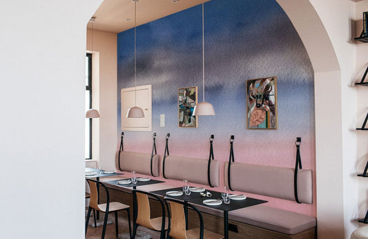 Intérieur moderne restaurant avec banquette et papier peint champ aquarelle rêveuse