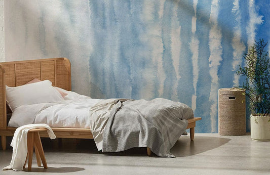 Lit en bois clair avec duvet blanc et couverture gris textured, Murale de Papier Peint Aquarelle Abstraite Gel