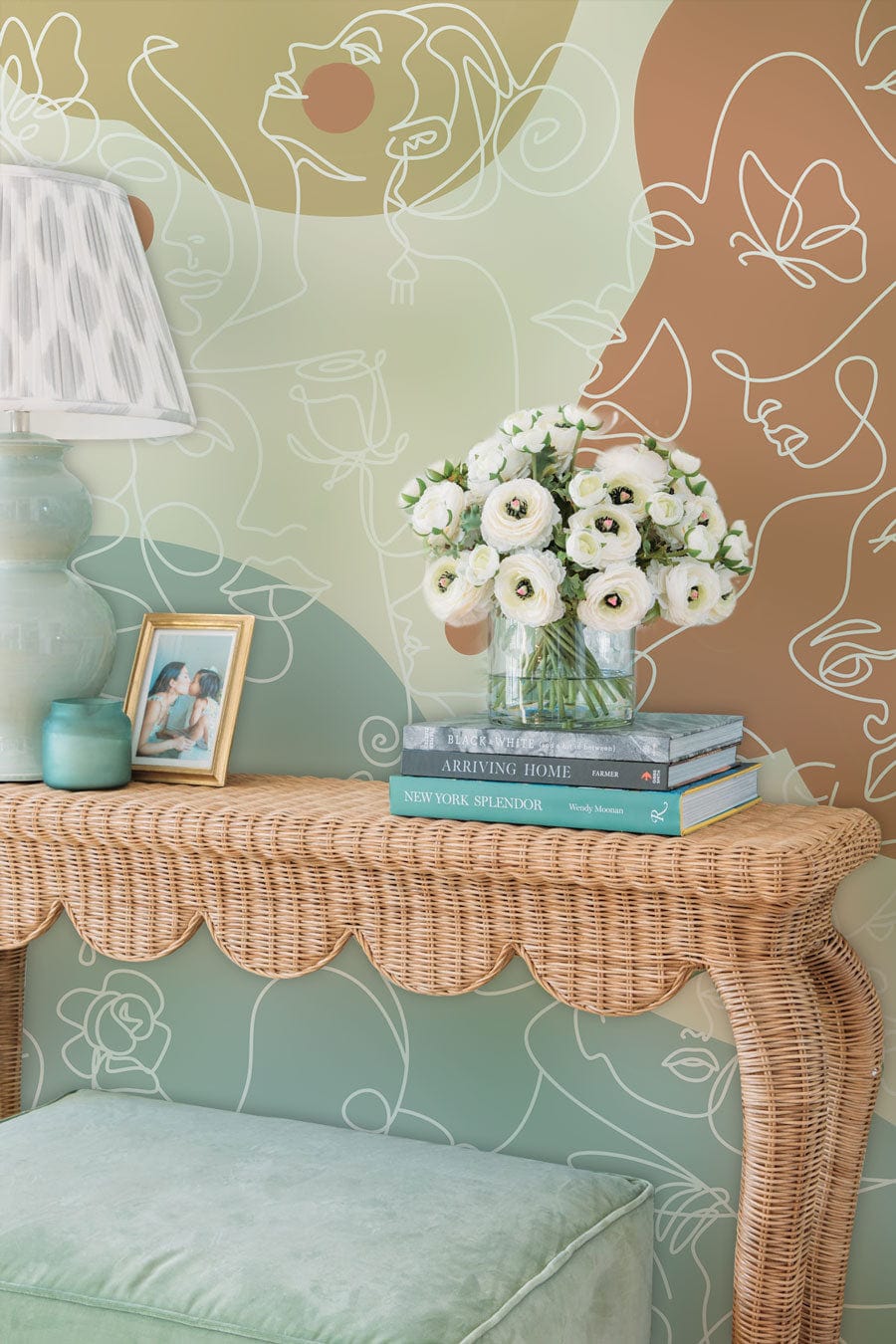 Console en rotin tressé avec bord scallopé, idéale pour un papier peint blocs colorés