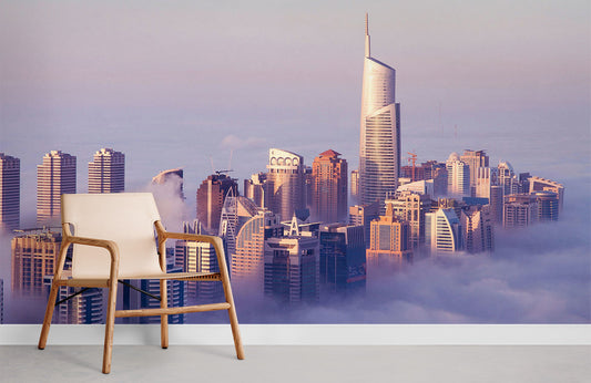Chaise en bois avec siège clair, idéale pour le papier peint panoramique Dubaï parmi les nuages