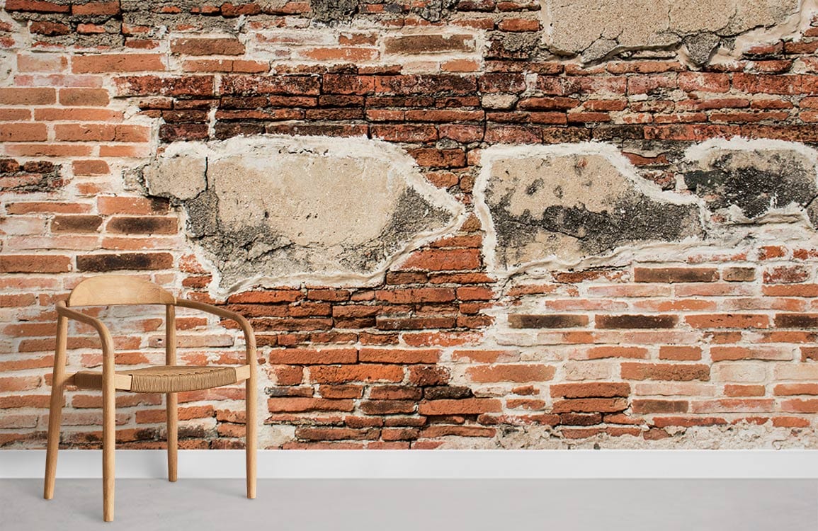 Chaise en bois clair avec siège tissé, idéale pour le papier peint panoramique briques corrodées