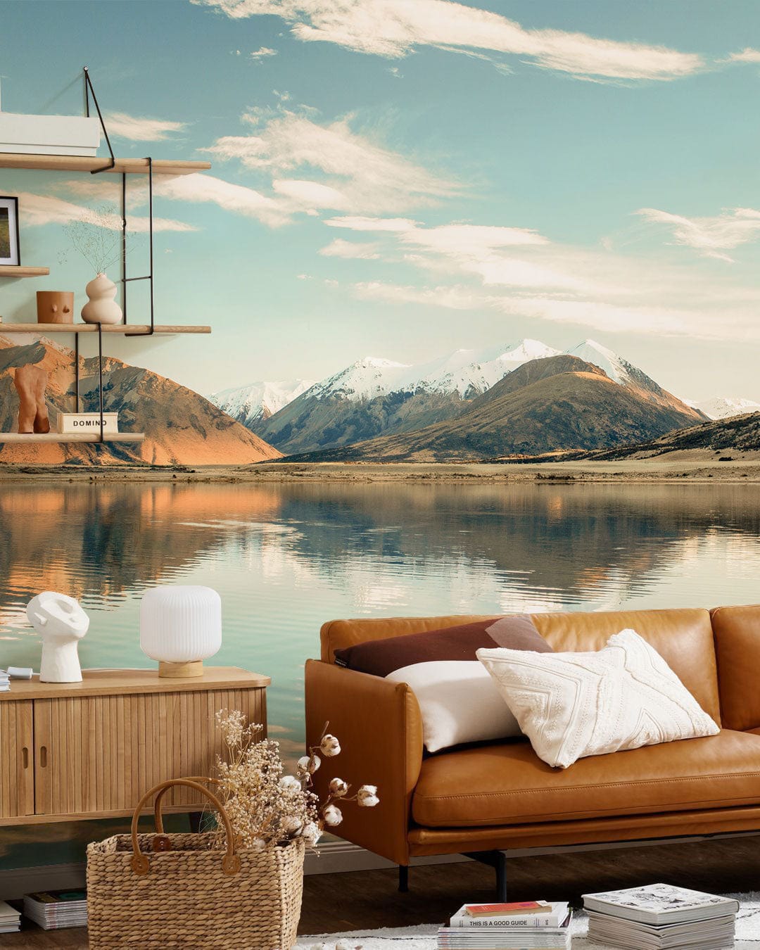 Canapé en cuir marron avec coussins, idéal pour le papier peint lac sous montagne