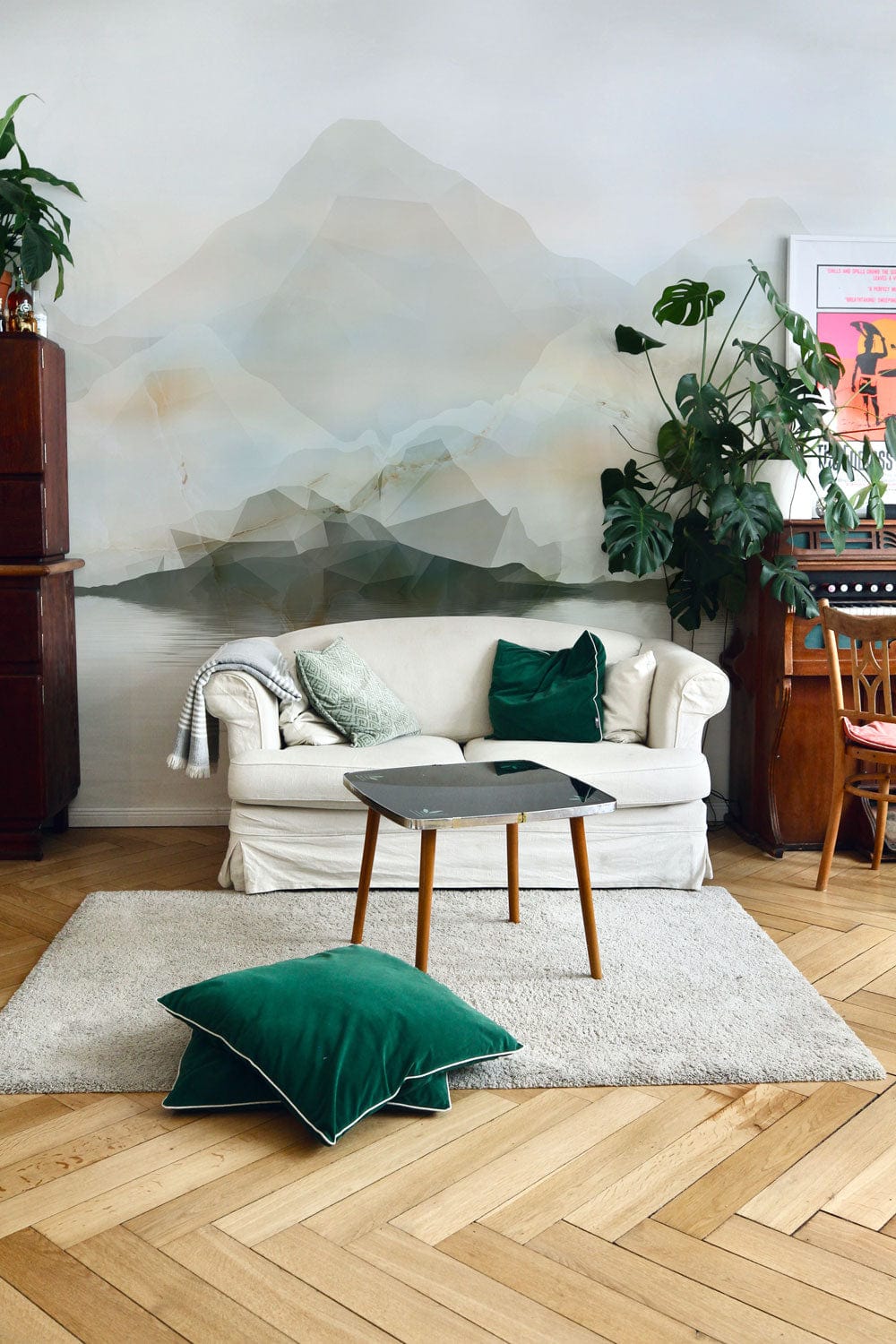 Canapé deux places blanc avec housse, idéal avec le papier peint montagnes Cristal