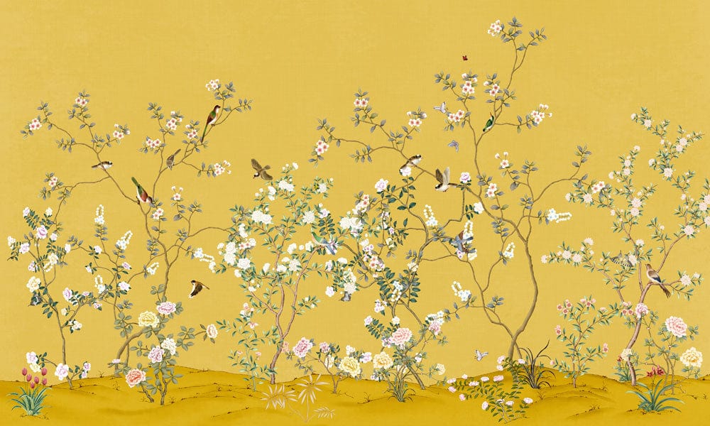 Papier peint paysage Chinoiserie avec arbres en fleurs et oiseaux sur fond jaune doré