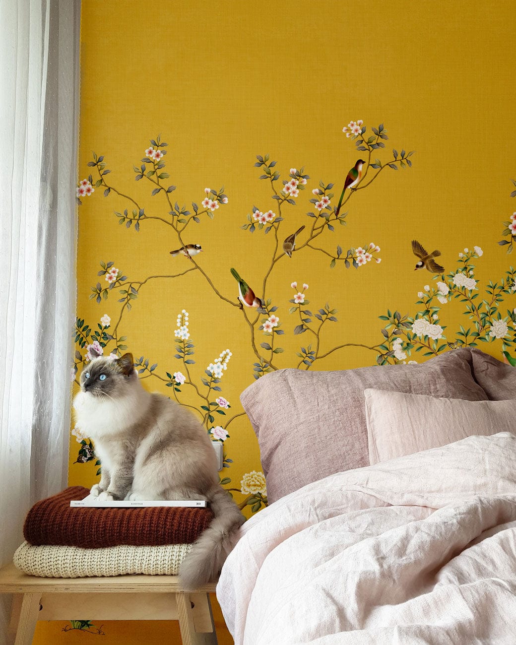 Chat blanc et gris aux yeux bleus sur papier peint paysage de fleurs Murale de Papier Peint Paysage de Fleurs