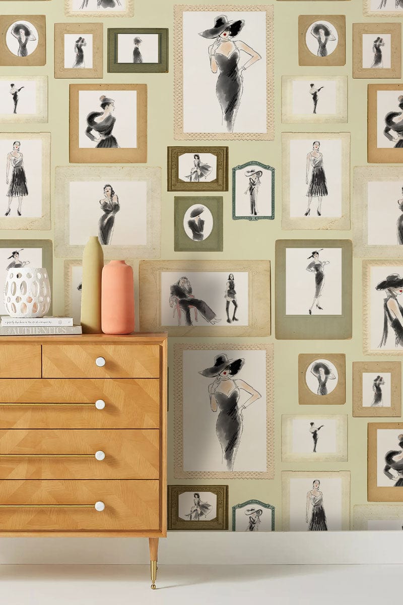 Dresser en bois clair avec brass pulls, parfait pour un papier peint dames modernes