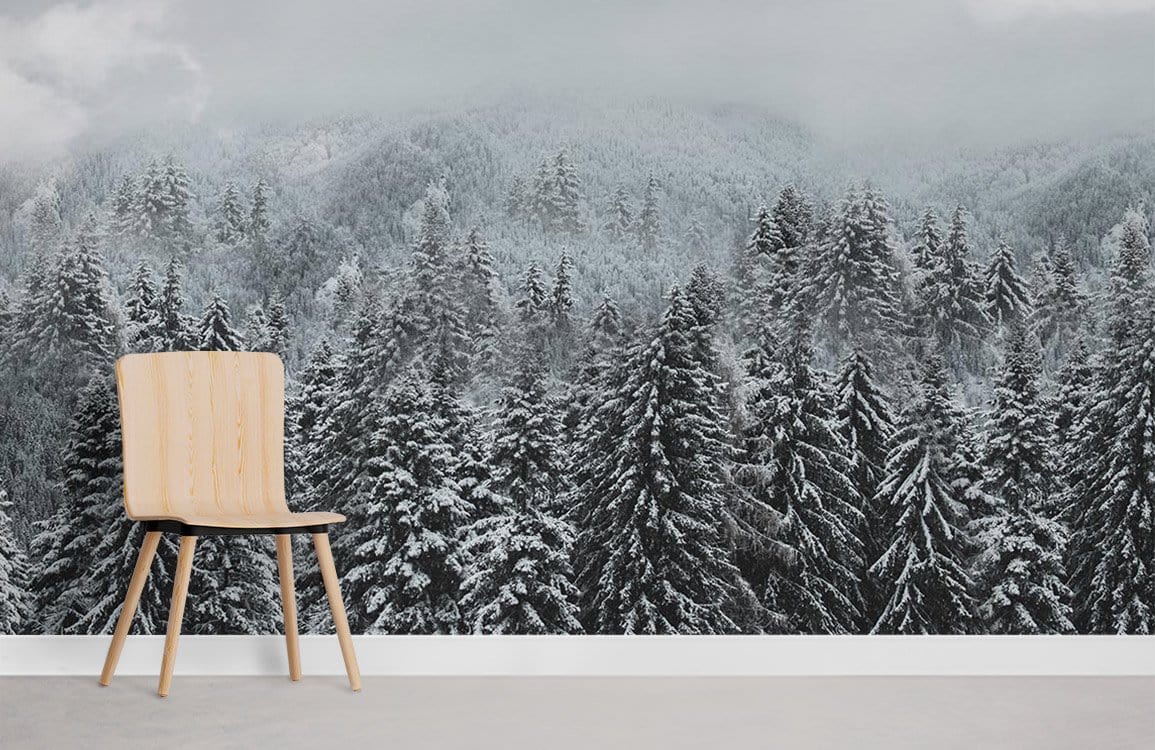 Chaise en bois clair avec dossier courbe, idéale pour un papier peint représentant forêt enneigée
