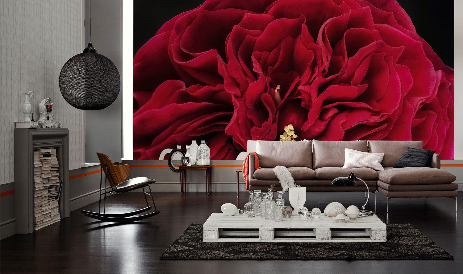 Murale de Papier Peint Rosier Tess dans un salon moderne avec un mural floral rouge foncé