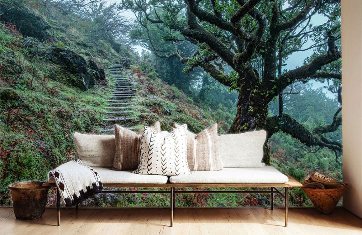 Un long banc en bois clair avec des coussins aux tons neutres et une couverture à motifs.