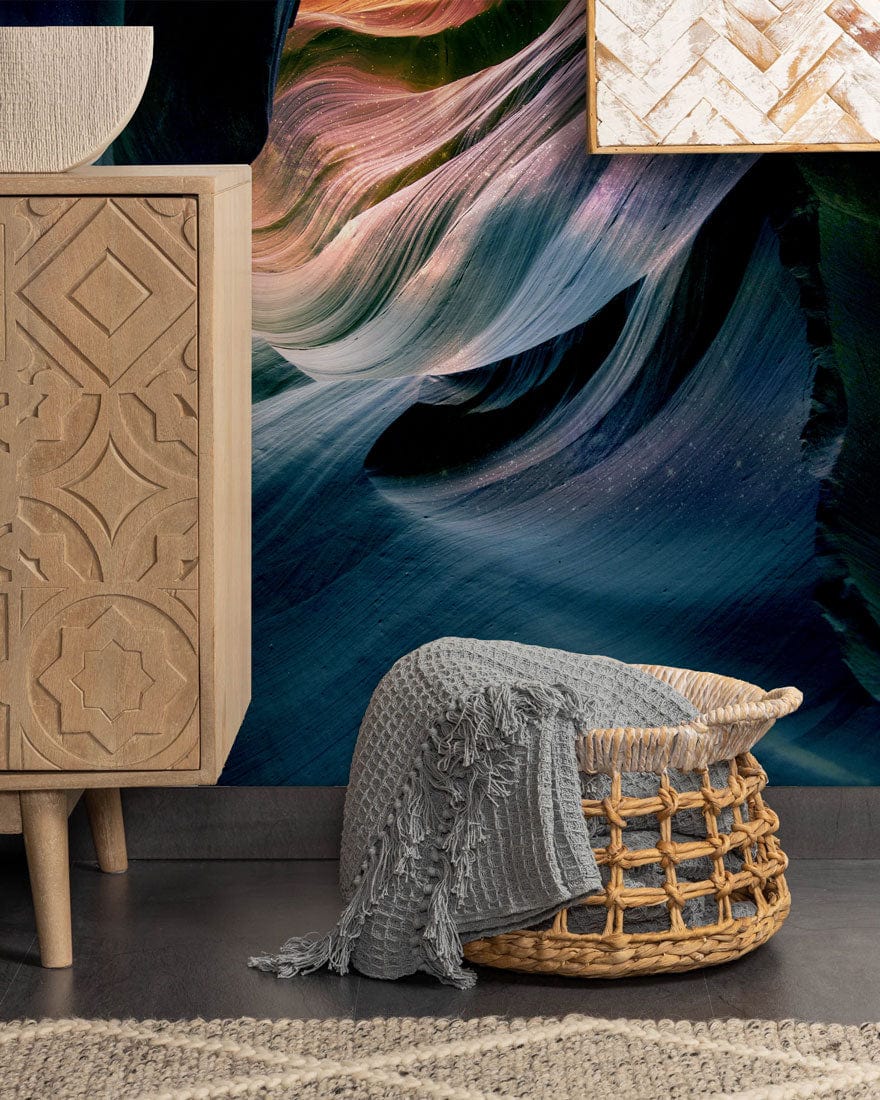 Panier tissé avec couverture grise pour décoration murale et peint surface rocheuse