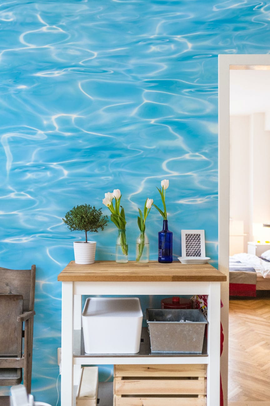 Meuble de cuisine en bois blanc avec plateau en bois clair et rangement, style vagues bleu ciel