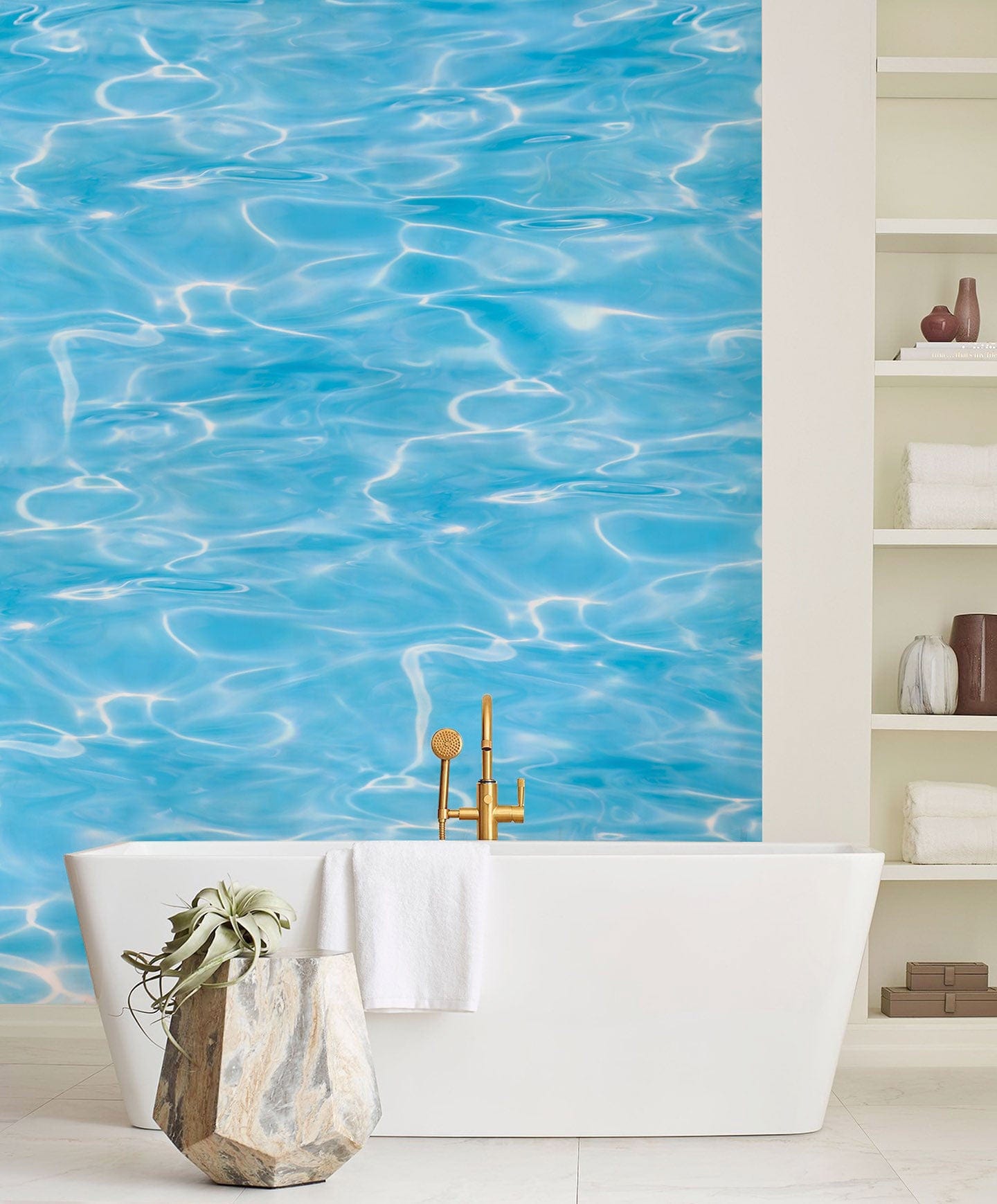 Baignoire blanche autoportante avec robinet en or, dans une ambiance papier peint vagues bleu ciel